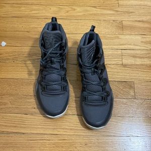 Comfortable basket ball shoe. Released in 2013. No box